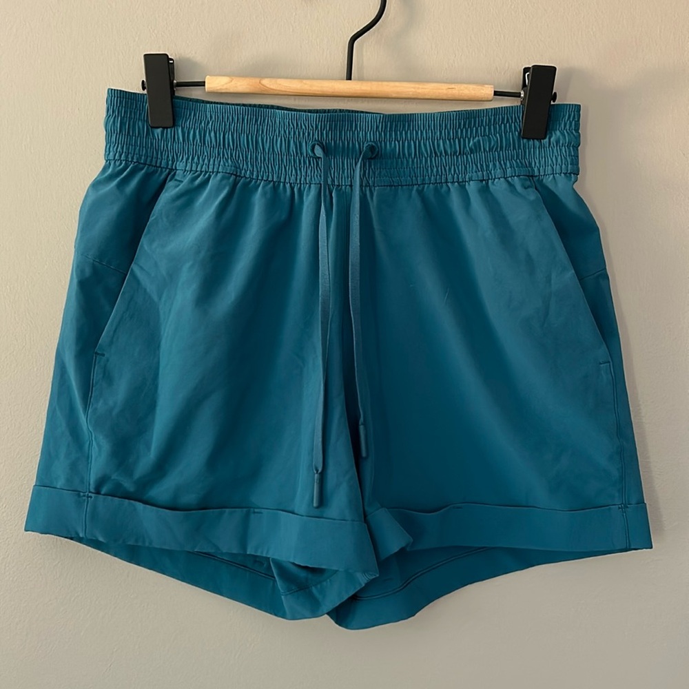 Lululemon Spring Break Away Short 3” sz 4